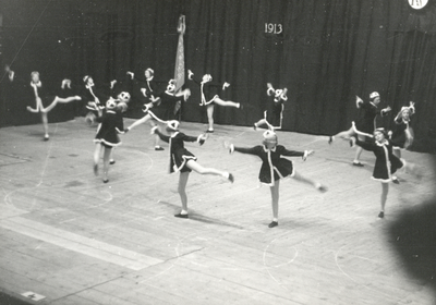 222584 Afbeelding van een dansuitvoering door vrouwelijke leden van de Utrechtse Arbeiders Gymnastiekvereniging Kracht ...